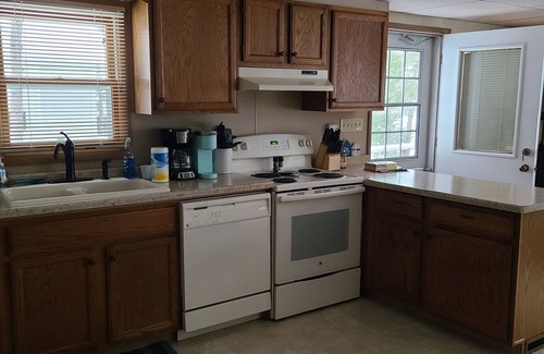 Lakewood Cabaña | Lakefront Cottage on Beautiful Wheeler Lake in Lakewood FAMILY FRIENDLY!