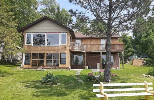 Selwyn Cabaña | Lakefront cottage on Upper Chemong lake-4 seasons