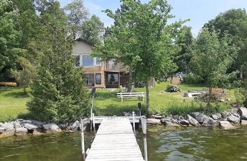 Selwyn Cabaña | Lakefront cottage on Upper Chemong lake-4 seasons