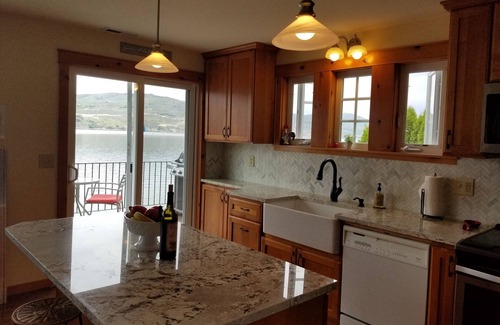 Chelan Cabaña | Waterfront Cottage en la orilla sur del lago Chelan. Fechas abiertas en junio y agosto.