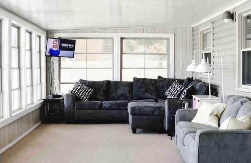 Coldwater Cabaña | Lakefront cottage on Coldwater Lake