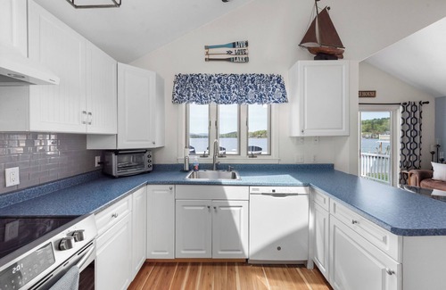 Laconia Cabaña | Lakefront Cottage on Winnipesaukee!