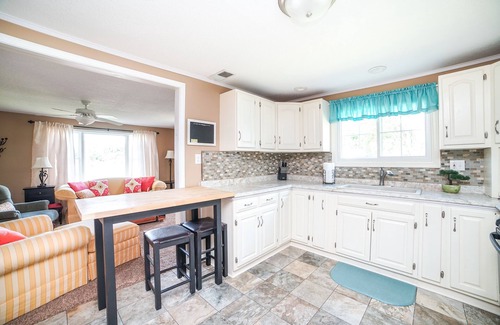 Manteno Cabaña | Lakefront Cottage Sleeps 6