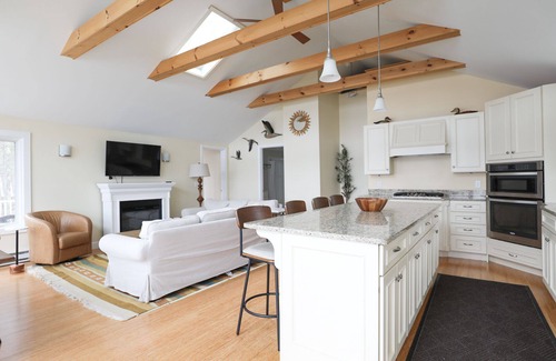 Damariscotta Cabaña | Lakefront Cottage, recientemente renovado, a 35 'de la orilla del agua!