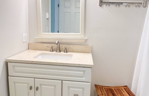 Damariscotta Cabaña | Lakefront Cottage, recientemente renovado, a 35 'de la orilla del agua!