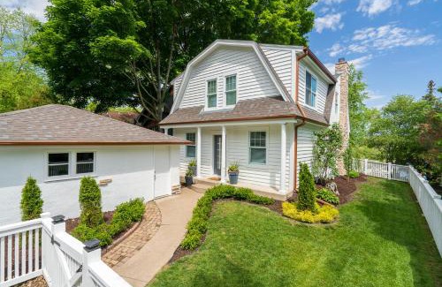 Tonka Bay Casa | Lakefront Cottage