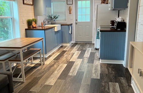 New London Casa | Lakefront Cottage