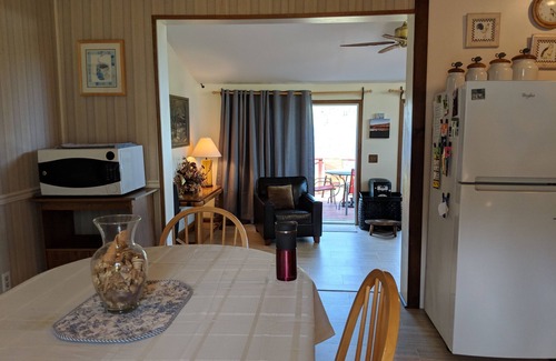Wells Cabaña | Lakefront Cottage w / Impresionantes vistas! Excursionismo. Bote de remos. Doc. Pescar. Wifi