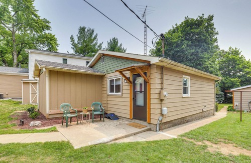 Monticello Cabaña | Lakefront Cottage w/ Deck Near Indiana Beach!