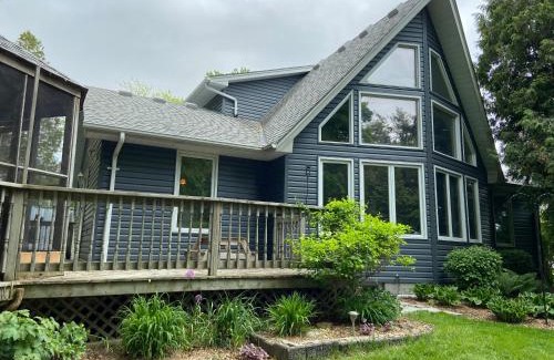 Lambton Shores Casa | Lakefront Cottage w Grand Cabin Room
