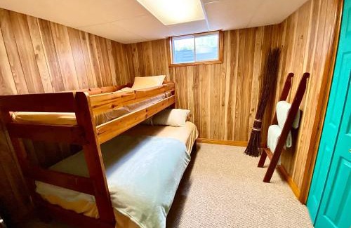 Lambton Shores Casa | Lakefront Cottage w Grand Cabin Room