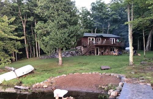 Watersmeet Cabaña | LakeFront Cottage W / playa de arena! Tranquilo, casa de la familia amigable W / 700 'fachada