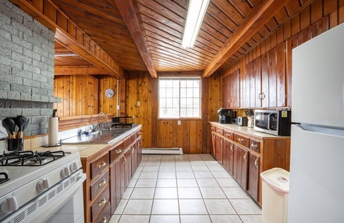 Mayfield Casa | Lakefront Cottage with Hot Tub & Fire Pit