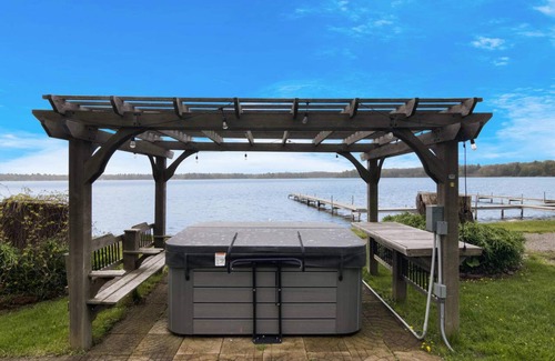 Mayfield Casa | Lakefront Cottage with Hot Tub & Fire Pit