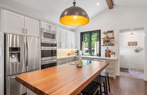 Dogwood Casa | Lakefront Cottage with 25% Early Booking Discount!