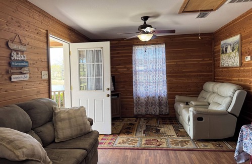 Lucedale Cabina | Lakefront country cabin near Lucedale , MS