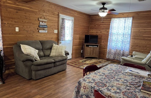 Lucedale Cabina | Lakefront country cabin near Lucedale , MS