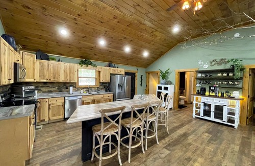La Follette Cabina | Lakefront, covered dock, hot tub, game/pool rm, 4wd trails, firepits, 22 people