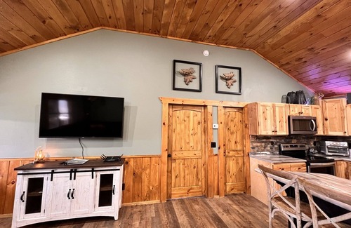 La Follette Cabina | Lakefront, covered dock, hot tub, game/pool rm, 4wd trails, firepits, 22 people