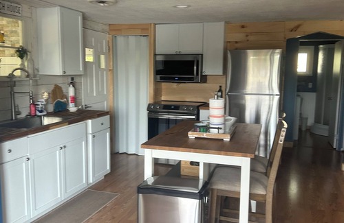 Gladwin Cabina | Lakefront cozy 2-bedroom cabin in welcoming Gladwin with WiFi, AC