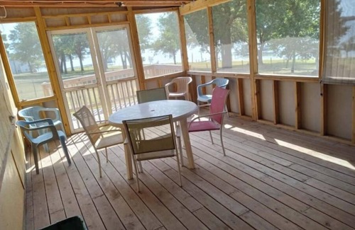 Donie Casa | Lakefront Cozy Cottage