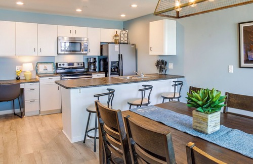 Culver Condominio | Lakefront Culver Condo w/ Pool & Beach Access