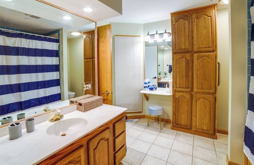 Culver Condominio | Lakefront Culver Condo w/ Pool & Beach Access