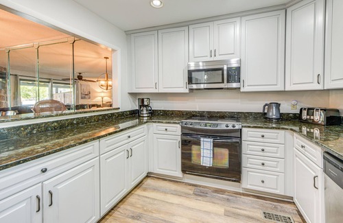 Dadeville Villa | Lakefront Dadeville Villa w/ Deck & Private Dock!