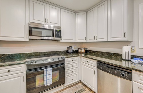 Dadeville Villa | Lakefront Dadeville Villa w/ Deck & Private Dock!