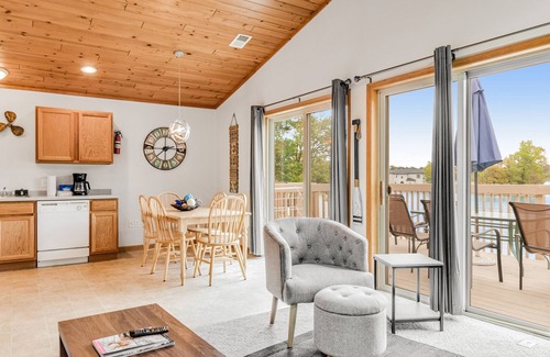 Lake Delton Condominio | Lakefront dog-friendly condo near skiing with private beach access, views & dock
