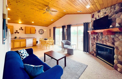 Lake Delton Condominio | Lakefront dog-friendly condo near skiing with private beach access, views & dock