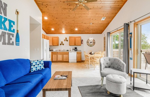 Lake Delton Condominio | Lakefront dog-friendly condo near skiing with private beach access, views & dock