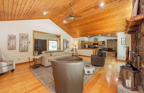Turkey Neck Casa | Lakefront Dog Friendly Cottage w/ Dock & Fire Pit