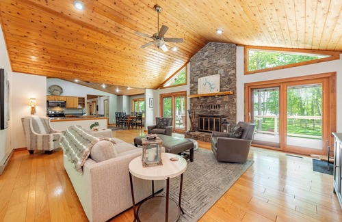 Turkey Neck Casa | Lakefront Dog Friendly Cottage w/ Dock & Fire Pit