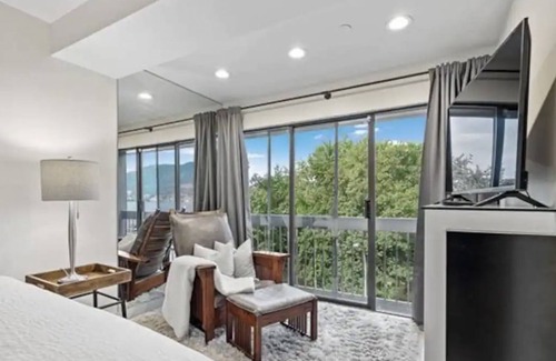 Kelowna Central Business District Condominio | Lakefront Downtown Condo