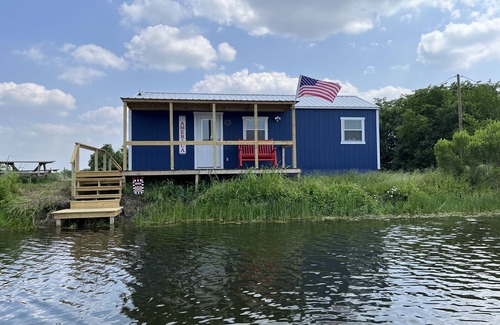 Commerce Cabina | Lakefront Eagle Lodge