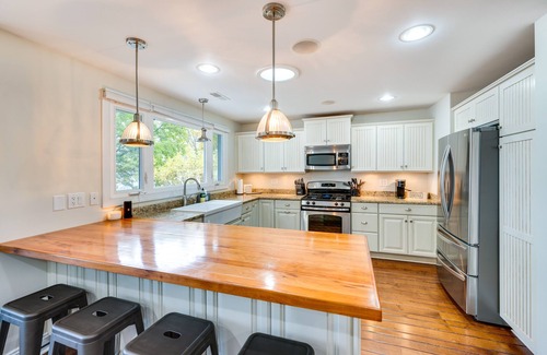 Lake Koshkonong Cabaña | Lakefront Edgerton Cottage w/ Deck & Grill!