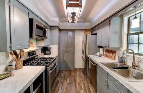 Shreveport Casa | Lakefront Emerald Point-fenced-boats