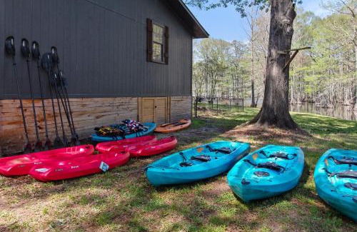 Shreveport Casa | Lakefront Emerald Point-fenced-boats