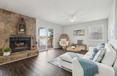 Snellville Casa | Lakefront Escape with Sauna Hot Tub BBQ & Games