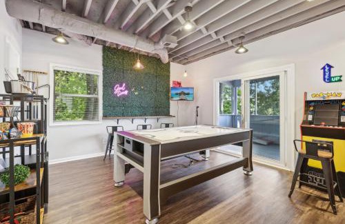Snellville Casa | Lakefront Escape with Sauna Hot Tub BBQ & Games
