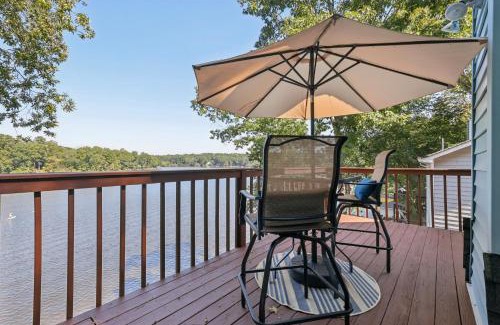 Snellville Casa | Lakefront Escape with Sauna Hot Tub BBQ & Games