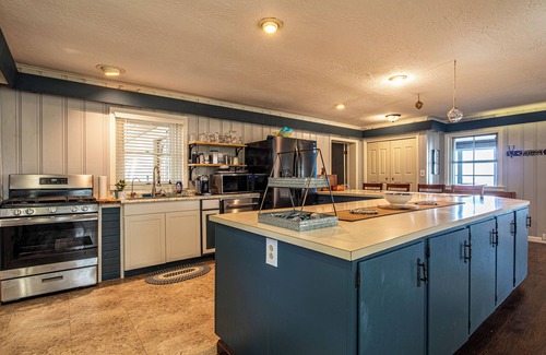 Lake City Casa | Lakefront Escape on Erie’s Edge | 20 minutes to Presque Isle | Pet Friendly!