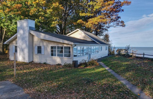 Lake City Casa | Lakefront Escape on Erie’s Edge | 20 minutes to Presque Isle | Pet Friendly!