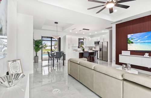 Diplomat Casa | Lakefront Escape