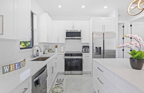 Diplomat Casa | Lakefront Escape