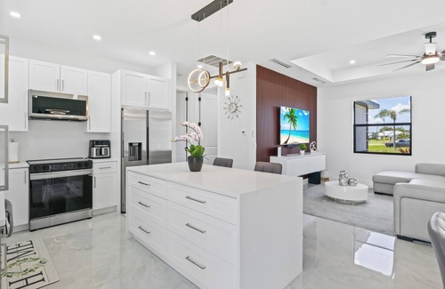 Diplomat Casa | Lakefront Escape