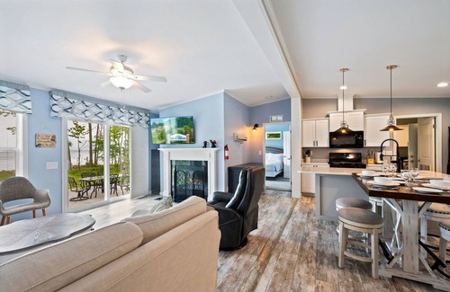 Brussels Casa | Lakefront Fall Escape Hot Tub Kayaks + Dogs!