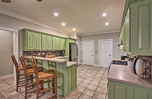 Dawsonville Casa | Lakefront family home w/ private 2-story dock & NEW outdoor deck for dining!