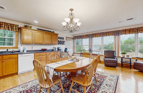 Sevierville Cabina | Lakefront family home with dock, free attract tickets, Private Boat Ramp